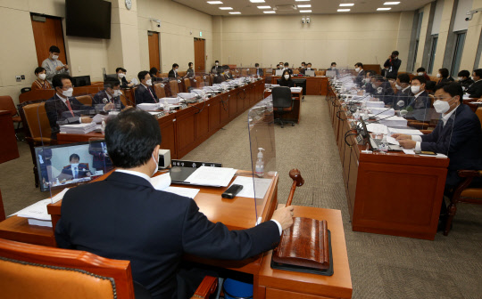 윤후덕 기재위원장이 지난 30일 국회에서 열린 기획재정위원회 전체회의에서 의사봉을 두드리고 있다. 국회사진기자단=연합뉴스
